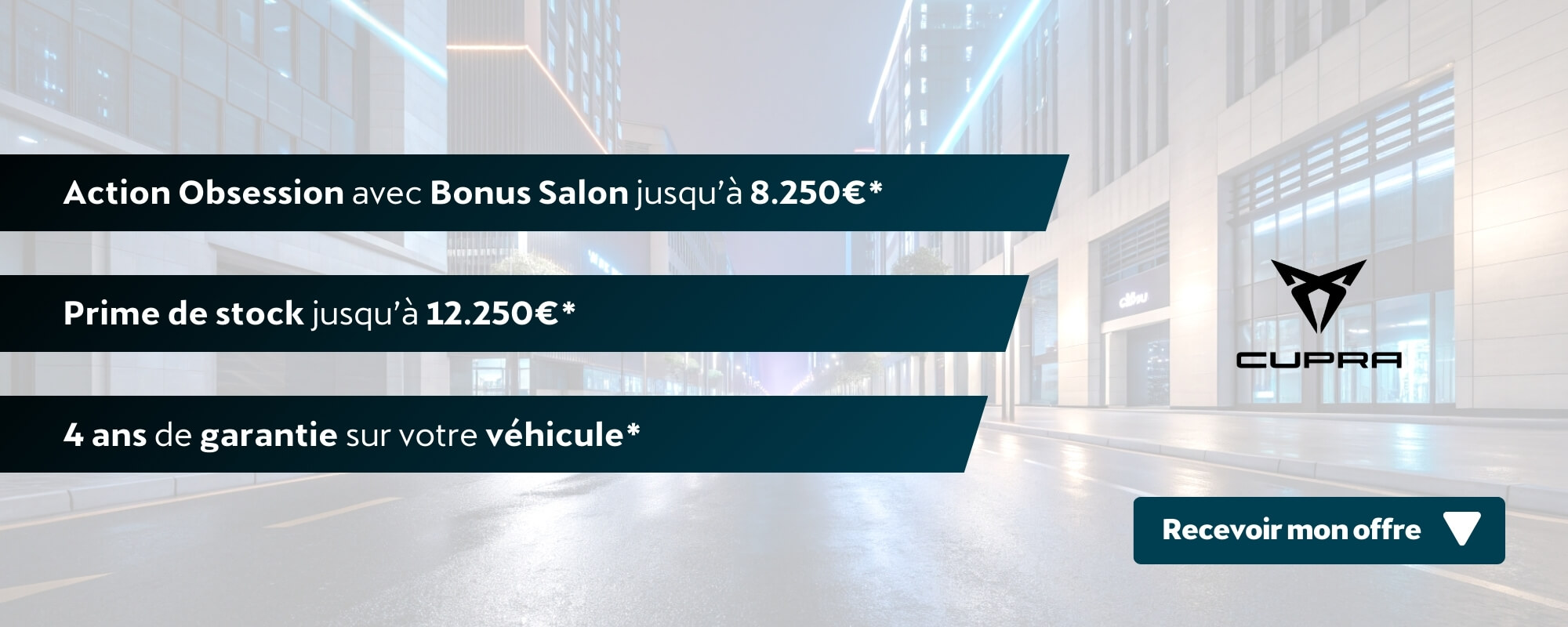 Route de ville de nuit, éclairée par néons, bandes avec le détail des avantages : Action Obsession avec Bonus Salon jusqu'à 8,250 €, Prime de stock jusqu'à 12,250€, 4 ans de garantie sur votre véhicule. Bouton : Recevoir mon offre.