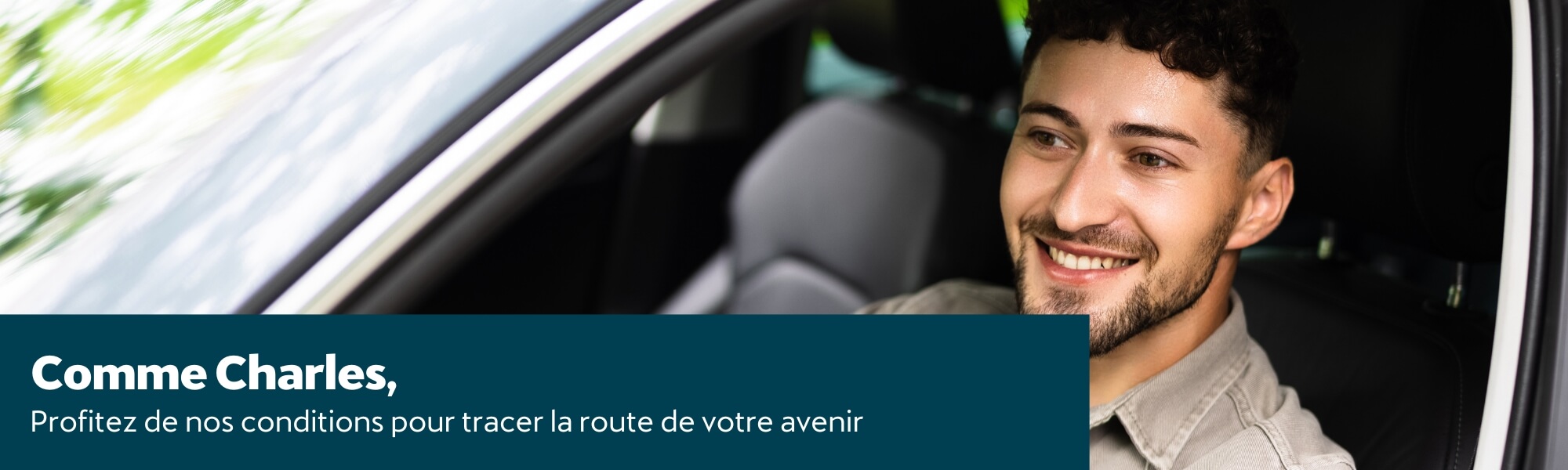 Une personne dans une voiture, souriante et fière de son nouvel achat. Texte : 'Comme Charles, profitez de nos conditions exceptionnelles pour tracer la route de votre avenir.'